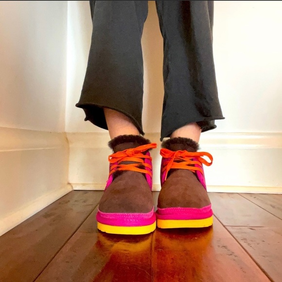 UGGs Size: 5 - Picture 3 of 4